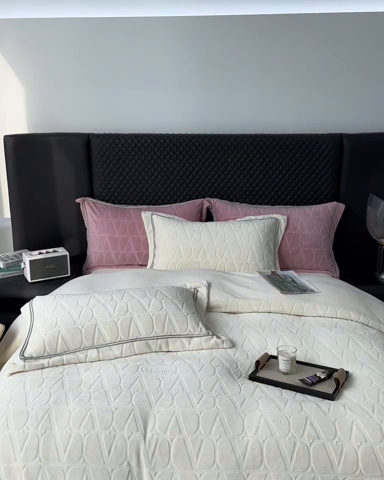 91家纺网 家纺一手货源 找家纺 2024新款雕花高密牛奶绒四件套-薇卡 薇卡-云朵白