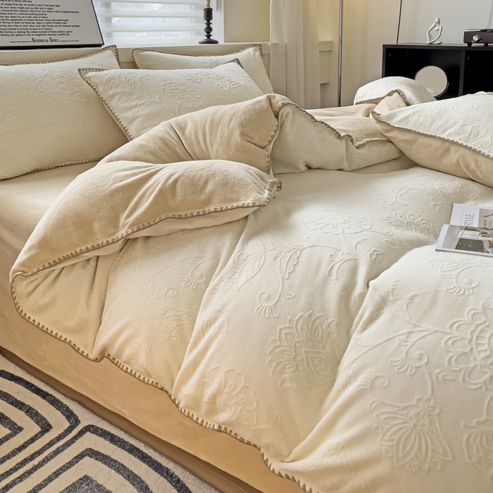 91家纺网 家纺一手货源 找家纺 慕澄 2023新款高克重贝壳边雕花绒四件套 雕花绒-白咖色