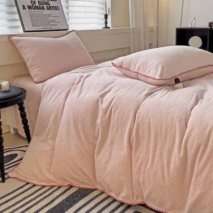 91家纺网 家纺一手货源 找家纺 慕澄 2023新款高克重贝壳边雕花绒四件套 雕花绒-落日粉