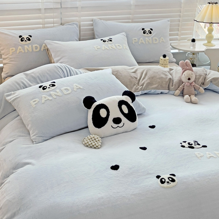 91家纺网 家纺一手货源 找家纺 娜娜 2023新款牛奶绒毛巾绣四件套 熊猫多多系列 熊猫多多-天空蓝