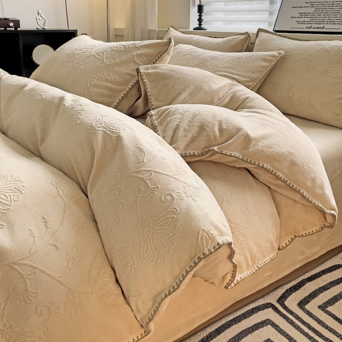 91家纺网 家纺一手货源 找家纺 慕澄 2023新款高克重贝壳边雕花绒四件套 雕花绒-云朵咖