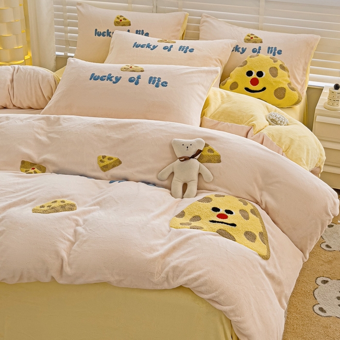 91家纺网 家纺一手货源 找家纺 （总）娜娜 2023新款牛奶绒毛巾绣四件套 海绵宝宝系列