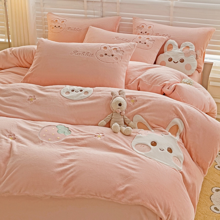 91家纺网 家纺一手货源 找家纺 （总）娜娜 2023新款牛奶绒毛巾绣四件套 萌萌兔系列