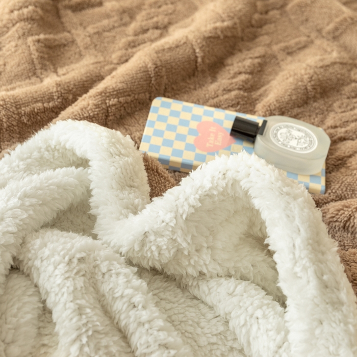 91家纺网 家纺一手货源 找家纺 梵克保罗 2024新款直播热款高克重双面绒塔芙绒羊羔绒复合提花毯子毛毯盖毯 咖啡色