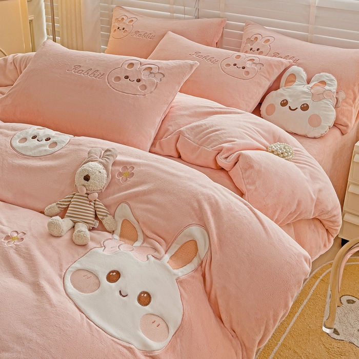 91家纺网 家纺一手货源 找家纺 （总）娜娜 2023新款牛奶绒毛巾绣四件套 萌萌兔系列