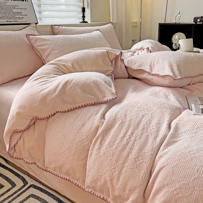 91家纺网 家纺一手货源 找家纺 慕澄 2023新款高克重贝壳边雕花绒四件套 雕花绒-落日粉