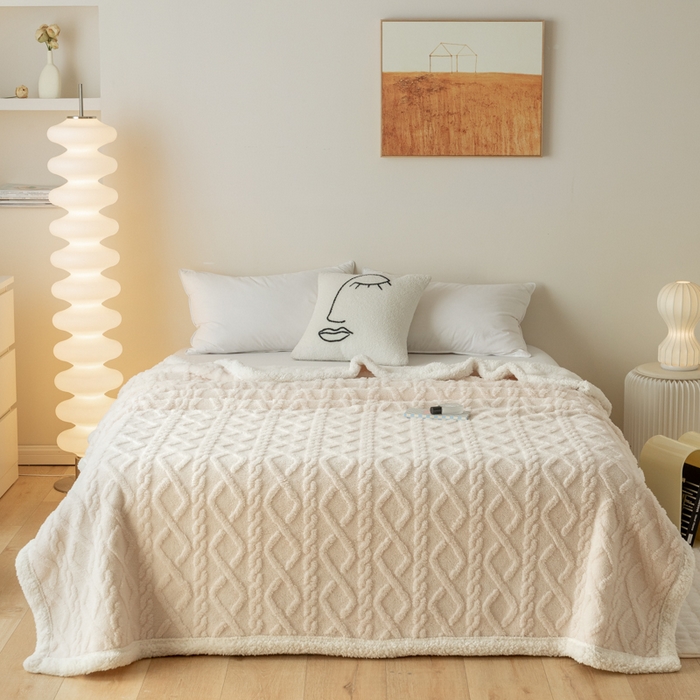 91家纺网 家纺一手货源 找家纺 梵克保罗 2024新款直播热款高克重双面绒塔芙绒羊羔绒复合提花毯子毛毯盖毯 米白色