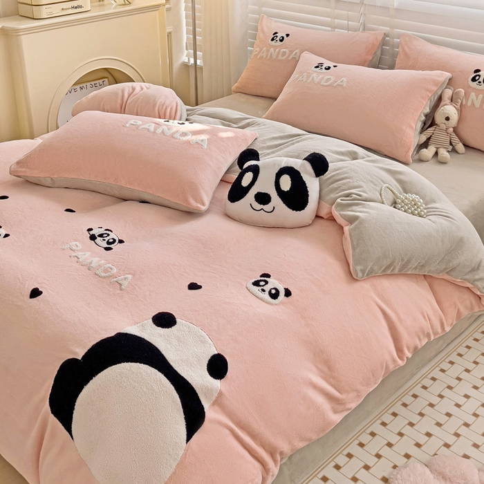 91家纺网 家纺一手货源 找家纺 娜娜 2023新款牛奶绒毛巾绣四件套 熊猫多多系列 熊猫多多-粉色