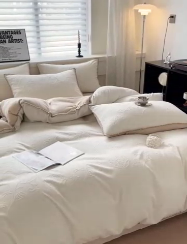 91家纺网 家纺一手货源 找家纺 慕澄 2023新款高克重贝壳边雕花绒四件套 雕花绒-白咖色