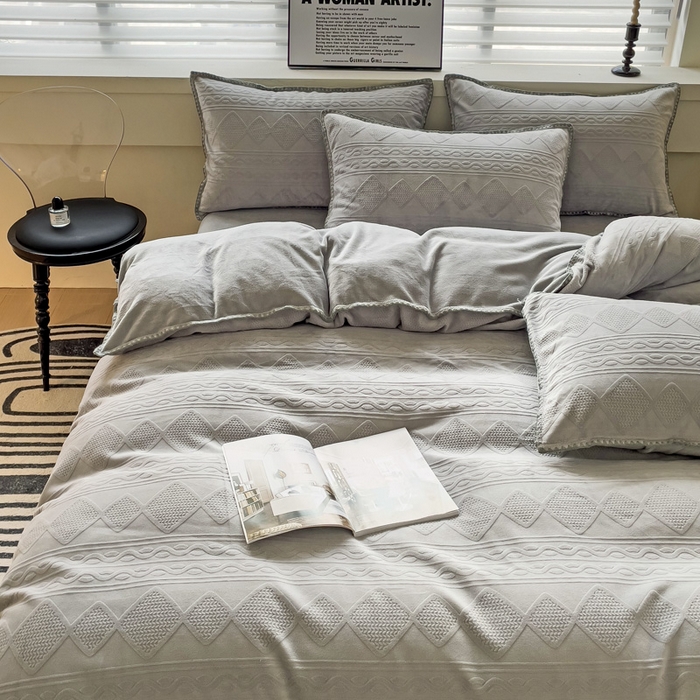 91家纺网 家纺一手货源 找家纺 慕澄 2023新款高克重贝壳边雕花绒四件套 雕花绒-水墨灰