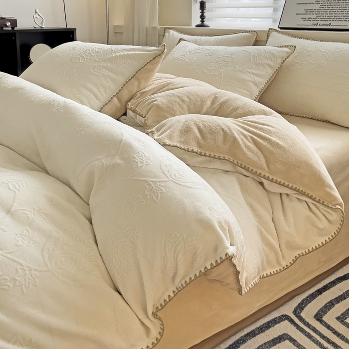 91家纺网 家纺一手货源 找家纺 慕澄 2023新款高克重贝壳边雕花绒四件套 雕花绒-白咖色