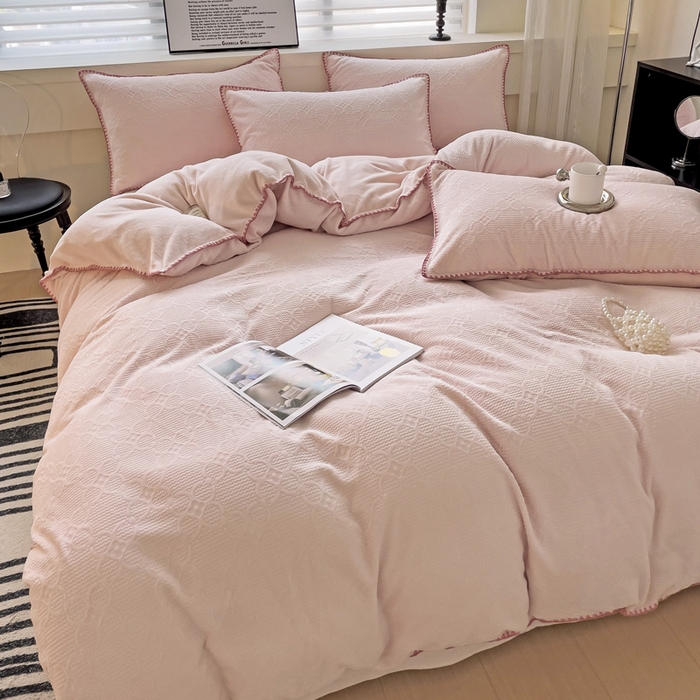 91家纺网 家纺一手货源 找家纺 慕澄 2023新款高克重贝壳边雕花绒四件套 雕花绒-落日粉