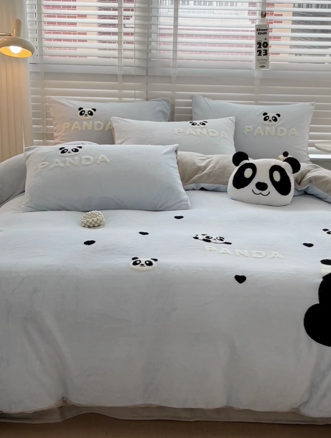 91家纺网 家纺一手货源 找家纺 娜娜 2023新款牛奶绒毛巾绣四件套 熊猫多多系列 熊猫多多-天空蓝