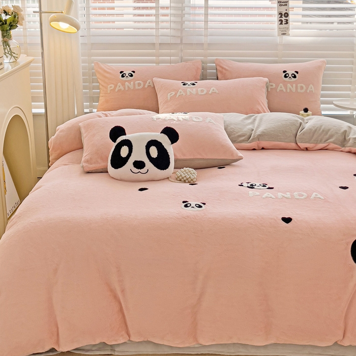 91家纺网 家纺一手货源 找家纺 娜娜 2023新款牛奶绒毛巾绣四件套 熊猫多多系列 熊猫多多-粉色