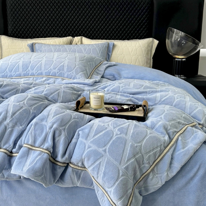 91家纺网 家纺一手货源 找家纺 2024新款雕花高密牛奶绒四件套-薇卡 薇卡-海天蓝