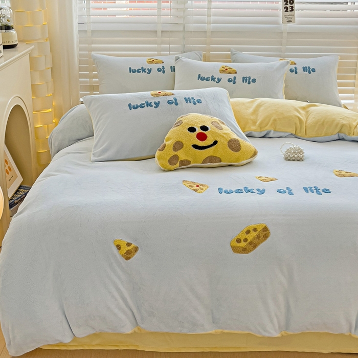 91家纺网 家纺一手货源 找家纺 娜娜 2023新款牛奶绒毛巾绣四件套 海绵宝宝系列 海绵宝宝-天空蓝