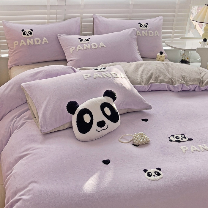 91家纺网 家纺一手货源 找家纺 娜娜 2023新款牛奶绒毛巾绣四件套 熊猫多多系列 熊猫多多-浅紫