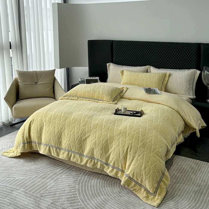 91家纺网 家纺一手货源 找家纺 2024新款雕花高密牛奶绒四件套-薇卡 薇卡-奶昔黄