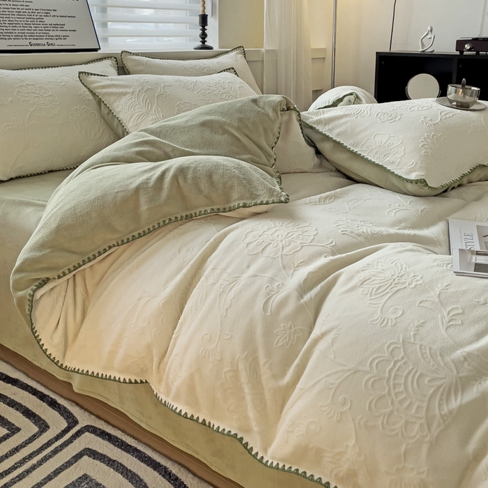 91家纺网 家纺一手货源 找家纺 慕澄 2023新款高克重贝壳边雕花绒四件套 雕花绒-白+绿