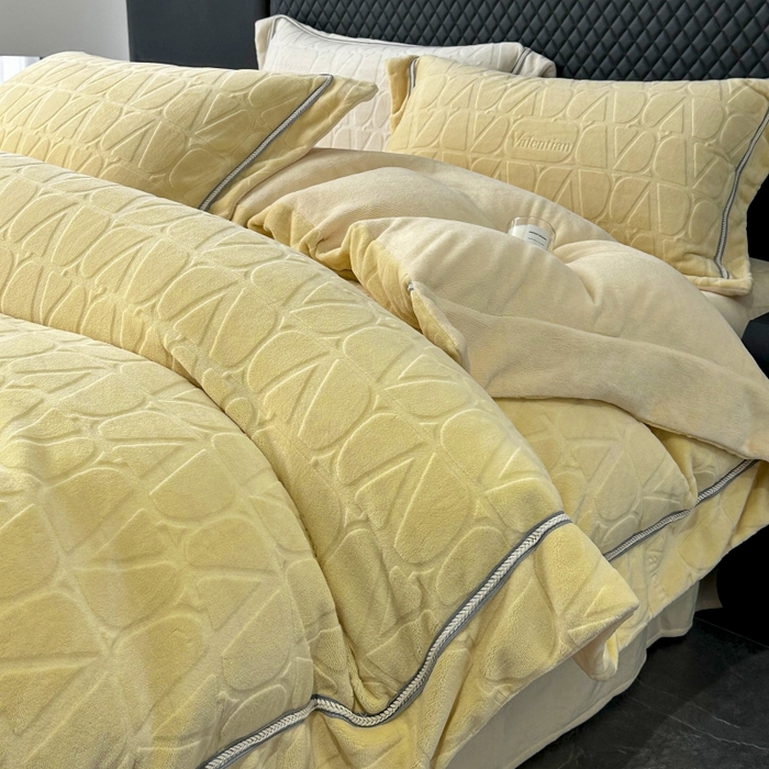 91家纺网 家纺一手货源 找家纺 2024新款雕花高密牛奶绒四件套-薇卡 薇卡-奶昔黄