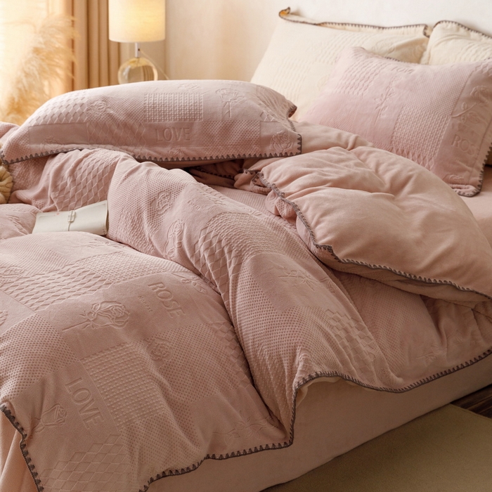 91家纺网 家纺一手货源 找家纺 （总）  艾莱  2023新款贝壳边加厚牛奶绒四件套-玫瑰爱人