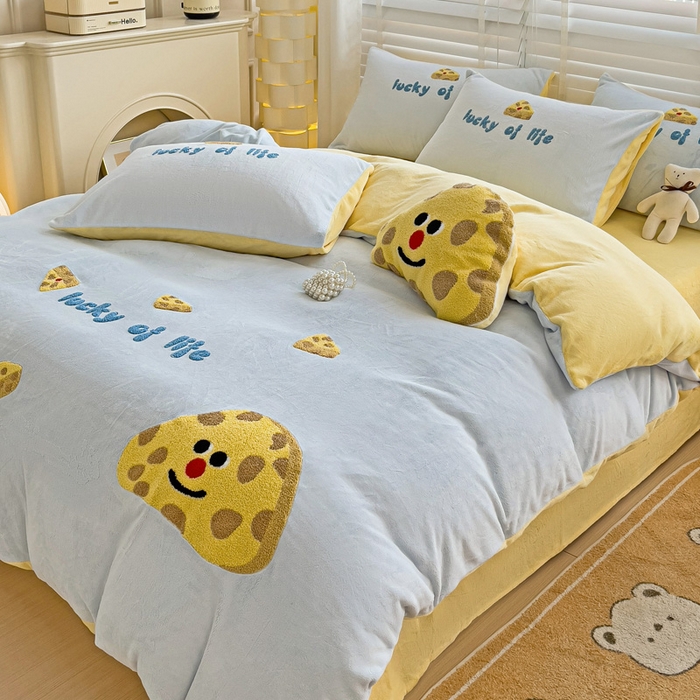 91家纺网 家纺一手货源 找家纺 娜娜 2023新款牛奶绒毛巾绣四件套 海绵宝宝系列 海绵宝宝-天空蓝