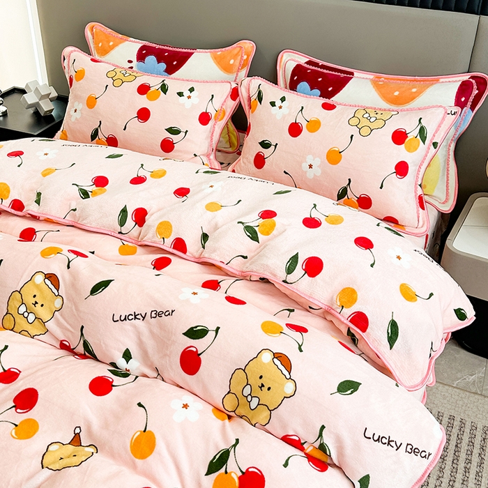 91家纺网 家纺一手货源 找家纺 欧喜璐 2023新款高克重牛奶绒四件套法莱绒金貂绒8.5斤加厚保暖-印花款 樱桃熊