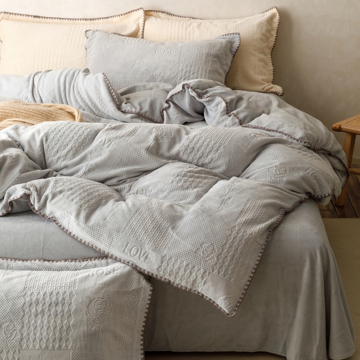 91家纺网 家纺一手货源 找家纺   艾莱  2023新款贝壳边加厚牛奶绒四件套-玫瑰爱人 玫瑰爱人-灰色