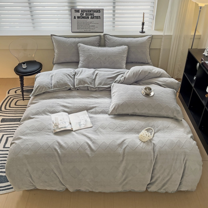 91家纺网 家纺一手货源 找家纺 慕澄 2023新款高克重贝壳边雕花绒四件套 雕花绒-水墨灰