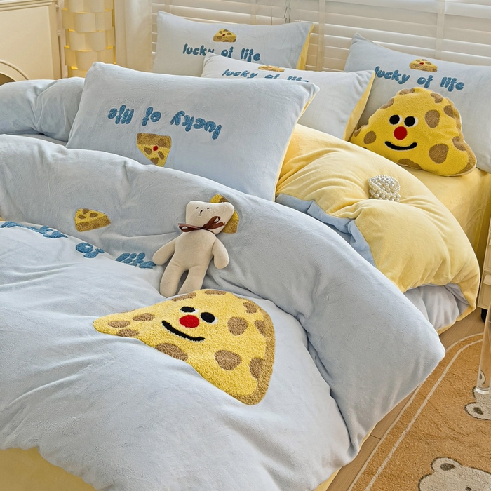 91家纺网 家纺一手货源 找家纺 娜娜 2023新款牛奶绒毛巾绣四件套 海绵宝宝系列 海绵宝宝-天空蓝