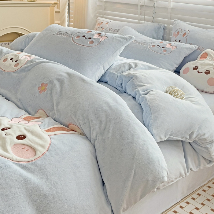 91家纺网 家纺一手货源 找家纺 娜娜 2023新款牛奶绒毛巾绣四件套 萌萌兔系列 萌萌兔-天空蓝