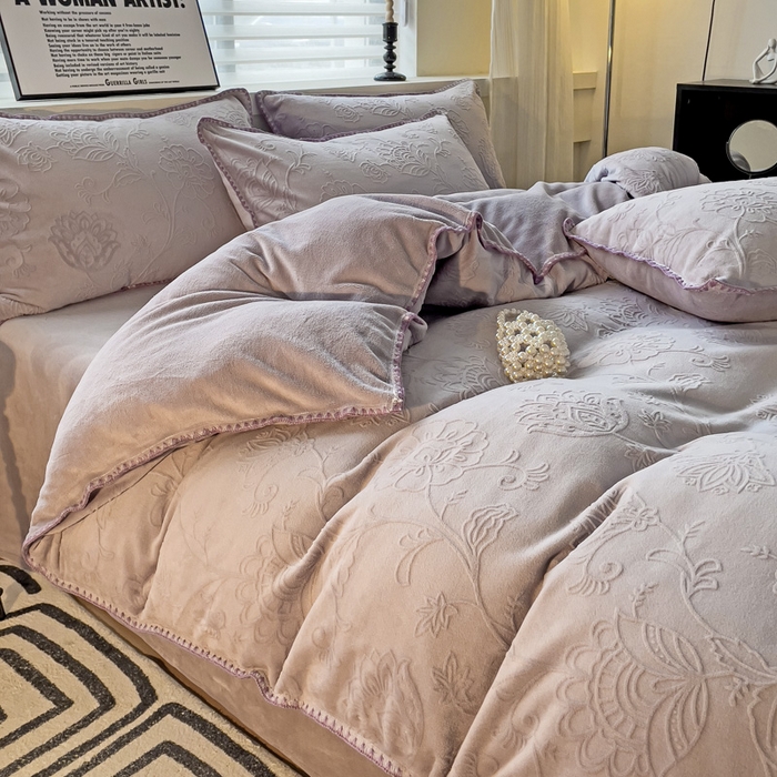 91家纺网 家纺一手货源 找家纺 慕澄 2023新款高克重贝壳边雕花绒四件套 雕花绒-云杉紫