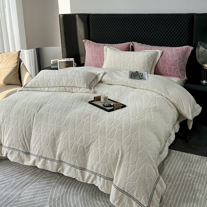 91家纺网 家纺一手货源 找家纺 2024新款雕花高密牛奶绒四件套-薇卡 薇卡-云朵白