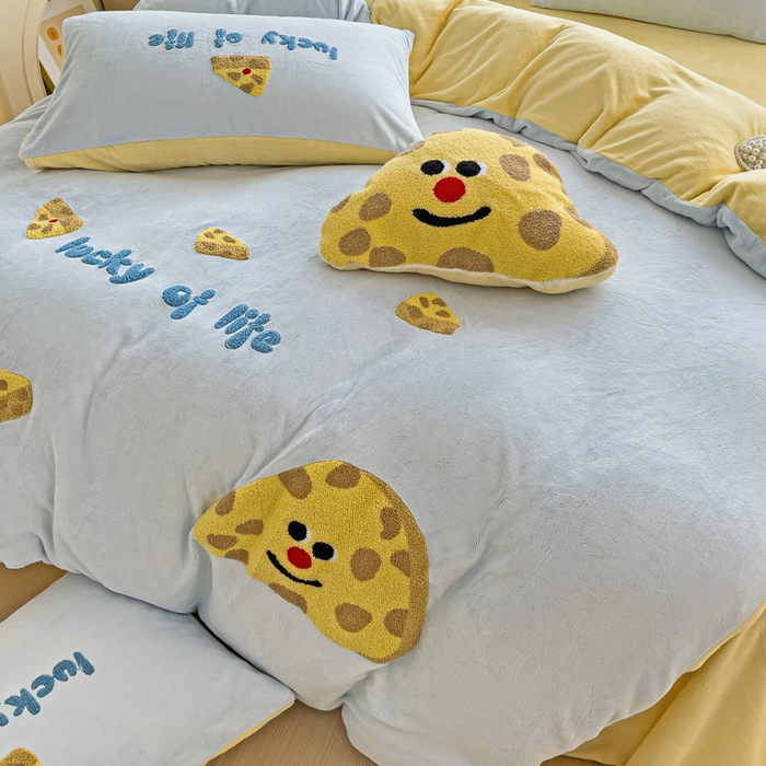 91家纺网 家纺一手货源 找家纺 娜娜 2023新款牛奶绒毛巾绣四件套 海绵宝宝系列 海绵宝宝-天空蓝