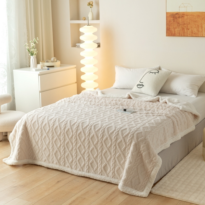 91家纺网 家纺一手货源 找家纺 梵克保罗 2024新款直播热款高克重双面绒塔芙绒羊羔绒复合提花毯子毛毯盖毯 米白色