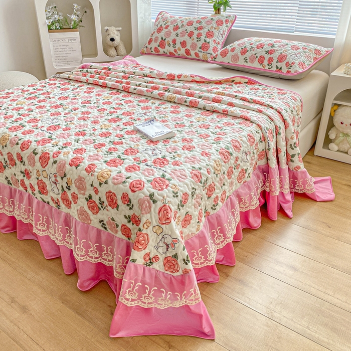 91家纺网 家纺一手货源 找家纺 同田家纺 2023新款牛奶绒韩系花边床盖系列 粉诺