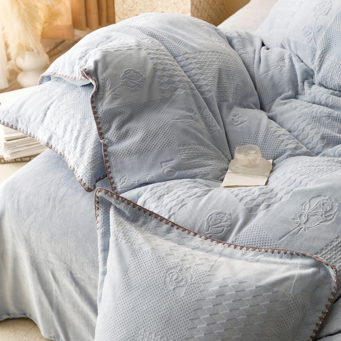 91家纺网 家纺一手货源 找家纺   艾莱  2023新款贝壳边加厚牛奶绒四件套-玫瑰爱人 玫瑰爱人-蓝灰