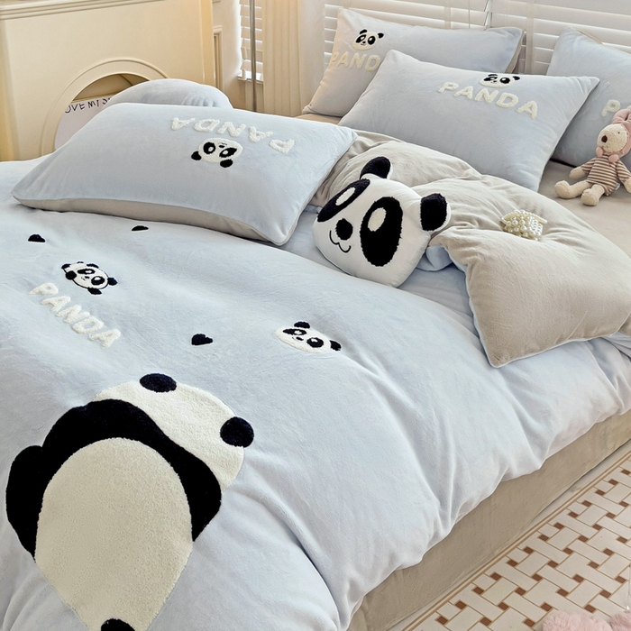 91家纺网 家纺一手货源 找家纺 娜娜 2023新款牛奶绒毛巾绣四件套 熊猫多多系列 熊猫多多-天空蓝