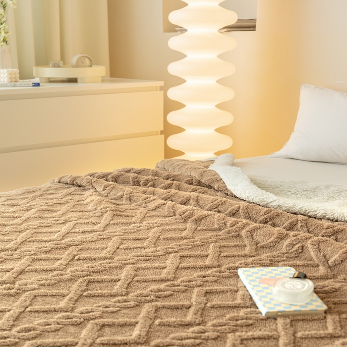 91家纺网 家纺一手货源 找家纺 梵克保罗 2024新款直播热款高克重双面绒塔芙绒羊羔绒复合提花毯子毛毯盖毯 咖啡色