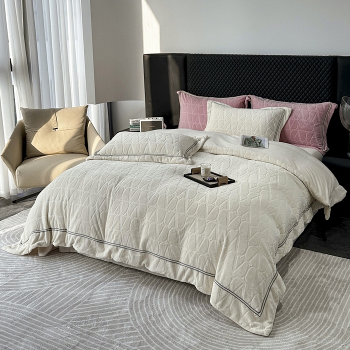 91家纺网 家纺一手货源 找家纺 2024新款雕花高密牛奶绒四件套-薇卡 薇卡-云朵白