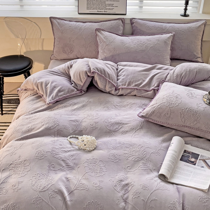 91家纺网 家纺一手货源 找家纺 慕澄 2023新款高克重贝壳边雕花绒四件套 雕花绒-云杉紫