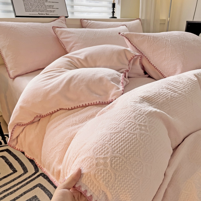 91家纺网 家纺一手货源 找家纺 慕澄 2023新款高克重贝壳边雕花绒四件套 雕花绒-落日粉