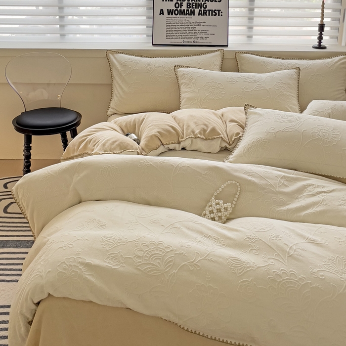 91家纺网 家纺一手货源 找家纺 慕澄 2023新款高克重贝壳边雕花绒四件套 雕花绒-白咖色