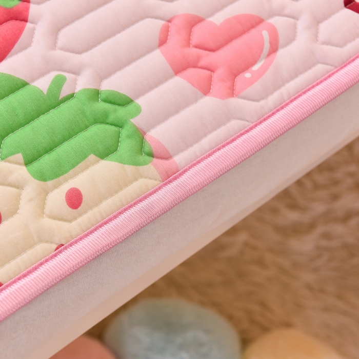 91家纺网 家纺一手货源 找家纺 床笠人家 2025新款A棉B绒-双面防水护理垫儿童床 幸运草莓