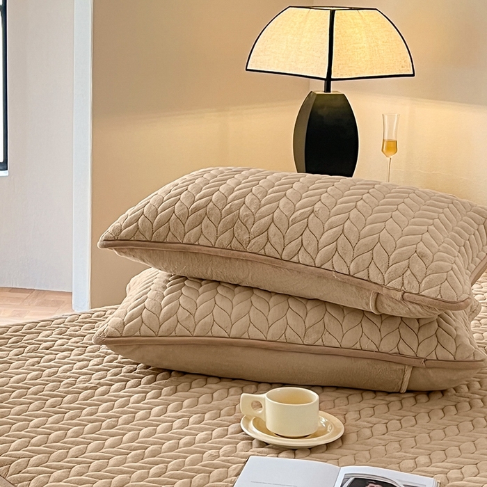 91家纺网 家纺一手货源 找家纺 欧邦 新款轻奢牛奶绒刺绣夹棉床笠三件套 茶色