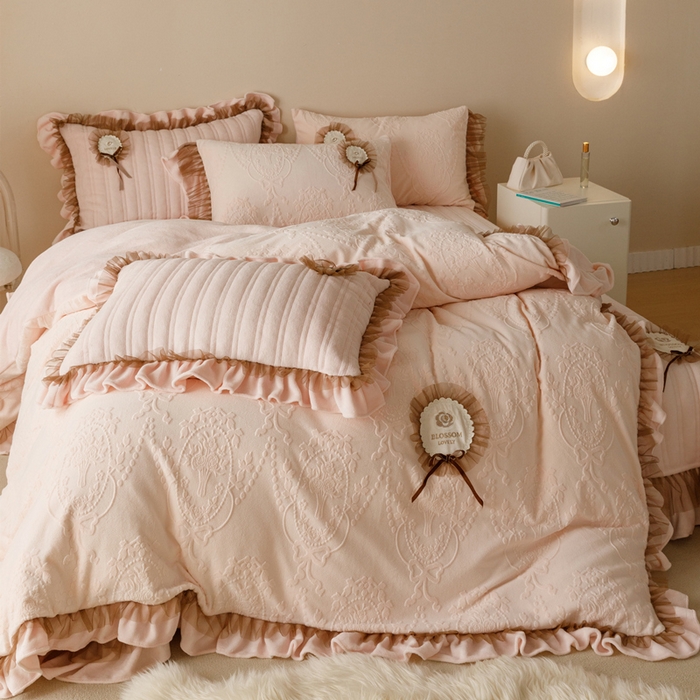 91家纺网 家纺一手货源 找家纺 2024高克重牛奶绒纯色蕾丝荷叶边夹棉单床盖单件保暖床盖三件套 千玺粉