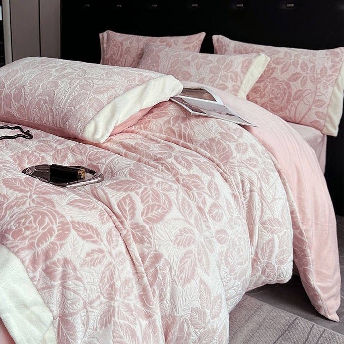 91家纺网 家纺一手货源 找家纺 宅家居 2023新款高奢加厚A类高克重浮雕花绒剪花烂花牛奶绒四件套 爱意浓-粉色
