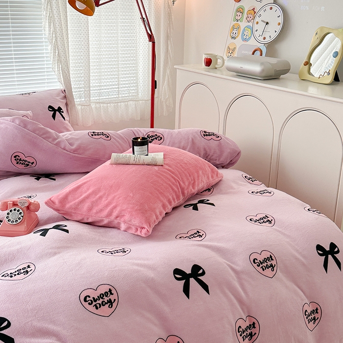 91家纺网 家纺一手货源 找家纺 昔可家纺 2023新款高克重印花牛奶绒小清新系列四件套 黑粉芭蕾少女心