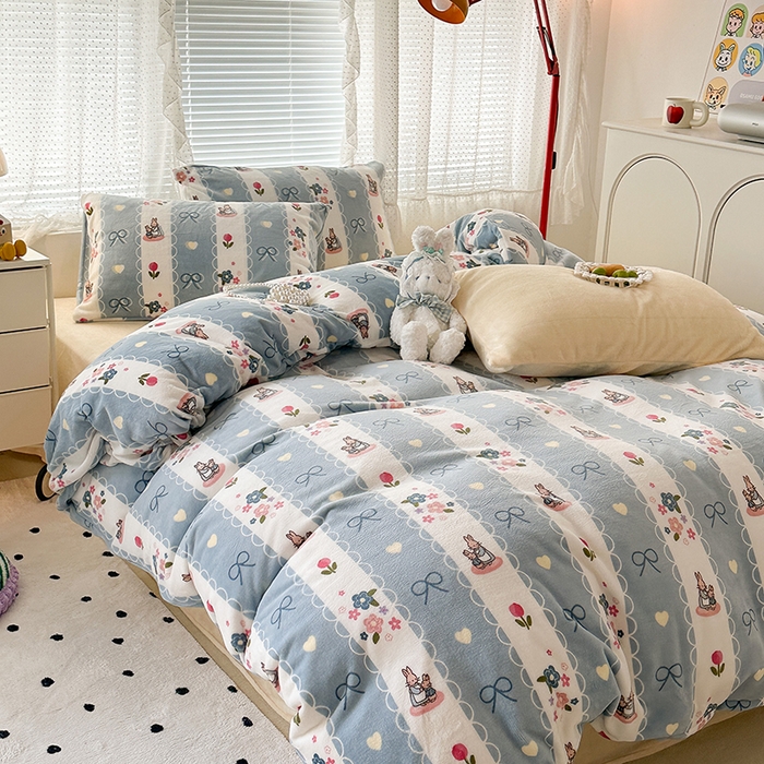 91家纺网 家纺一手货源 找家纺 昔可家纺 2023新款高克重印花牛奶绒小清新系列四件套 竖条蕾丝兔