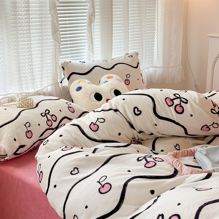 91家纺网 家纺一手货源 找家纺 昔可家纺 2023新款高克重印花牛奶绒小清新系列四件套 波纹粉樱桃